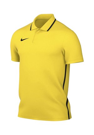 Żółta koszulka polo z krótkim rękawem, z czarnym logo Nike na prawej stronie klatki piersiowej i czarnym wykończeniem na kołnierzu i bokach.