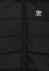 Casaco puffer preto com costuras horizontais, gola alta e fecho frontal. Inclui um pequeno logo branco da Adidas no lado esquerdo do peito.