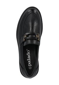 Zapato de cuero negro con punta redondeada, superficie lisa y un acento decorativo de hebilla de metal. Cuenta con una plantilla acolchada y una suela texturizada.
