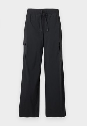 Pantaloni cargo neri a gamba larga con vita elastica e coulisse, dotati di tasche con patta su entrambe le cosce.