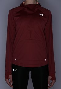 Felpa sportiva bordeaux con tasca frontale, collo con mezza zip e maniche raglan. Presenta un logo bianco e dettagli in bianco, realizzata in tessuto leggero.