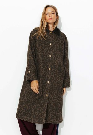 Manteau en imprimé léopard marron foncé avec une fermeture à boutons sur le devant, de forme oversize, et un col. Dispose de grandes poches et de manches à revers.