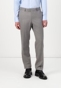Pantaloni grigi chiari su misura con un motivo sottile, design a gamba dritta e passanti per cintura, abbinati a scarpe nere e una camicia blu.