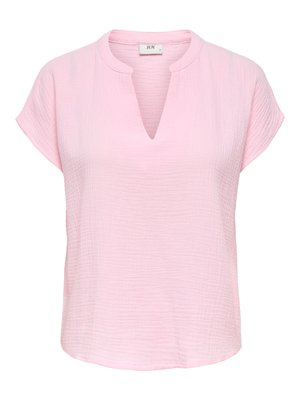 Blusa de manga corta color rosa claro con tela texturizada y un pequeño escote en V, diseñada para un ajuste holgado.
