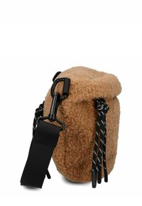 Borsa rotonda in fleece marrone con una superficie testurizzata, dotata di una tracolla nera regolabile e dettagli in corda nera. La chiusura della borsa è a design con risvolto.