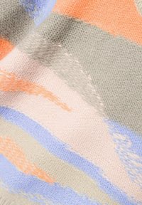 Gebreide stof met golven van pastelkleuren: lichtroze, oranje, grijs en blauw. Zachte textuur met zichtbare steken en patronen van verschillende breedtes.