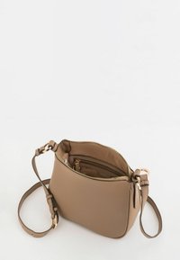 Skórzana torebka crossbody w kolorze brązowym z teksturowanym wykończeniem, zapinana na zamek błyskawiczny główna komora oraz regulowany pasek dla pewnego dopasowania. Wewnątrz znajdują się kieszenie.