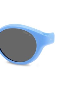 Occhiali da sole in plastica blu con design avvolgente e lenti scure. Presentano il nome del marchio "Polaroid" stampato sulla lente.
