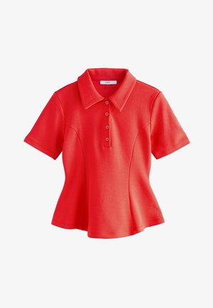 Piros, rövid ujjú galléros póló négy gombbal az elülső részen, széles gallérral, testhez simuló derékkal és enyhén bővülő szegéllyel.