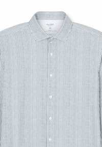 Blau-weiß gestreiftes Hemd mit Button-Down-Kragen, aus Jersey-Stoff gefertigt, mit taillierter Passform und weißen Knöpfen an der Vorderseite.