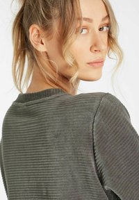 NXG by Protest NXGKERBEROS - Sweatshirt - mistygreen