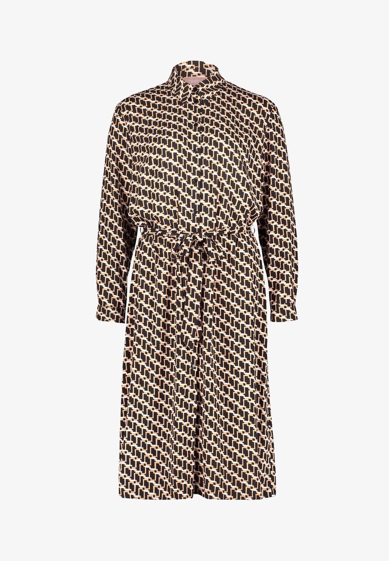 Robe chemise avec un motif géométrique noir et beige, confectionnée en tissu léger, dotée d'une taille cintrée et de manches longues.