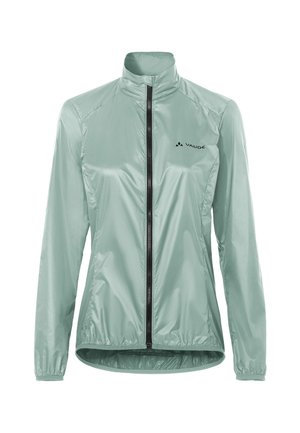 Waterafstotende, lichtgroene Vaude-jack met een rits aan de voorkant, hoge kraag en elastische manchetten. Heeft een logo op de linkerborst.