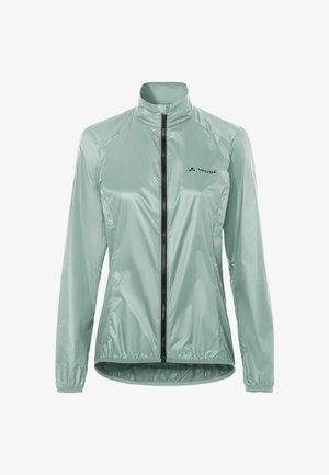 Waterafstotende, lichtgroene Vaude-jack met een rits aan de voorkant, hoge kraag en elastische manchetten. Heeft een logo op de linkerborst.