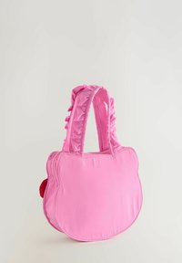 Petit sac à main rose en forme de tête de chat avec des anses froncées et une fermeture éclair, posé sur un fond uni.