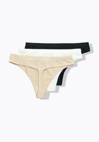 Drie paar stringondergoed in beige, wit en zwart. Gemaakt van zachte stof met een naadloos ontwerp en een brede tailleband voor comfort.