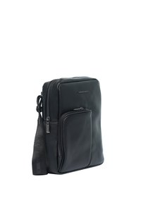 Borsa a tracolla in pelle nera con superficie texturizzata, scomparto principale con zip e una tasca frontale aggiuntiva. Dotata di tracolla regolabile.