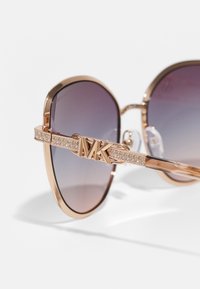 Michael Kors CATALONIA - Päikeseprillid - rose gold-colouredshiny/navy to pink triple gradient