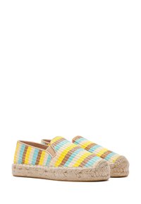 Espadrilles met een gestreept patroon in blauw, geel en bruin, met een bovenkant van geweven textiel en een zool van natuurlijk jute.