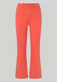 Jeans acampanados hechos de tela de algodón color coral, que cuentan con una cremallera, bolsillos frontales y un cierre de botón en la cintura.