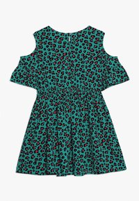Kleid mit kalten Schultern, türkisem Hintergrund, schwarzem und rotem Leopardenmuster sowie einem elastischen Bund. Knopfverschluss hinten.