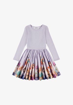 Rochie cu mânecă lungă, cu un top lila cu dungi și fustă pliată, ce are ilustrații colorate cu animale și flori. Țesătură moale, talie elastică.