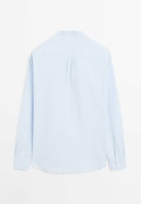 Camicia azzurro chiaro a maniche lunghe con colletto a punta, piega singola sul retro e polsini con bottone. Tessuto dalla texture liscia.
