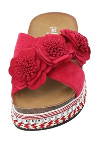 Rote Wildleder-Slidesandalen mit floralen Stoffakzenten, dicker Espadrille-Plattform und kontrastierendem geflochtenem Rand mit metallischen Nieten.