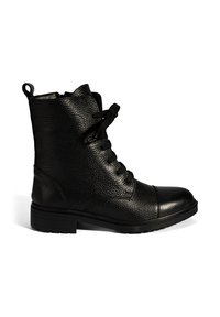 Schwarze Leder-Ankle-Boots mit strukturiertem Obermaterial, Schnürung an der Vorderseite, Reißverschluss an der Innenseite, Zuglasche an der Ferse und niedrigem, gestapeltem Absatz.