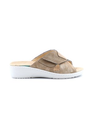 Sandalo beige aperto con punta aperta, suola imbottita, cinturino regolabile con texture e tacco leggero per un uso casual.