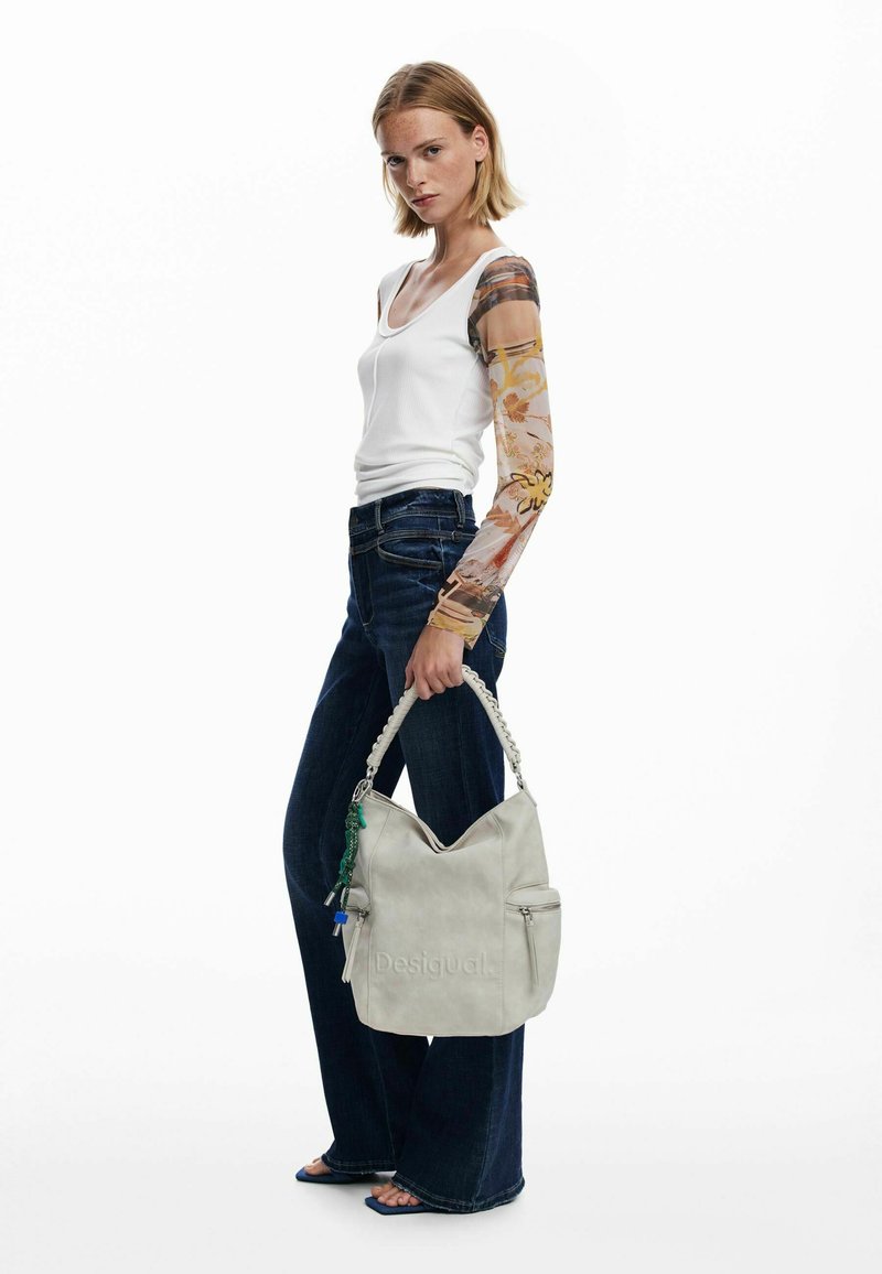 Hellgraune Leder-Hobo-Tasche mit strukturierter Oberfläche, zwei Reißverschlusstaschen und geflochtenem Griff. Mit dekorativen Anhängern, die am Griff befestigt sind.