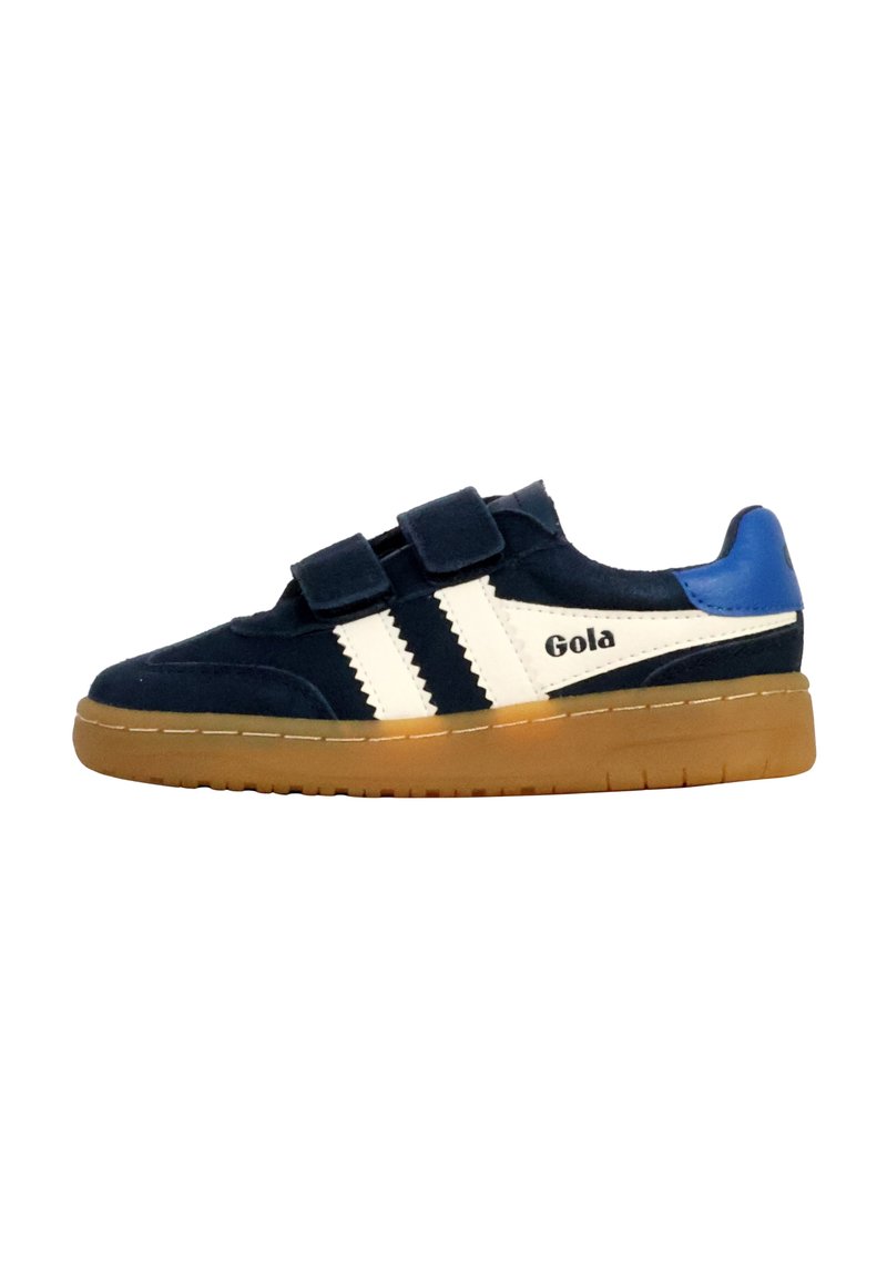 Zapatilla deportiva azul marino con velcro, con rayas blancas y el logo de Gola; suela de goma; cuello acolchado; textura suave de ante; suela exterior plana de goma.