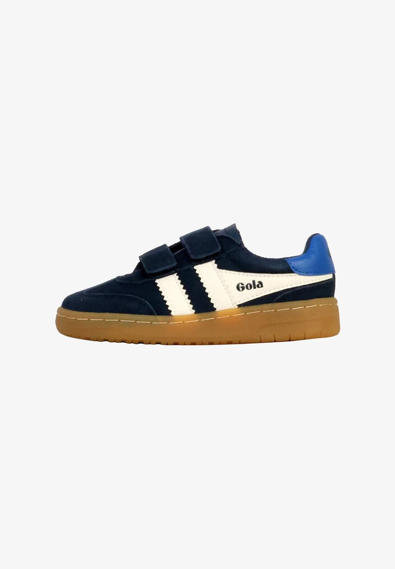 Zapatilla deportiva azul marino con velcro, con rayas blancas y el logo de Gola; suela de goma; cuello acolchado; textura suave de ante; suela exterior plana de goma.