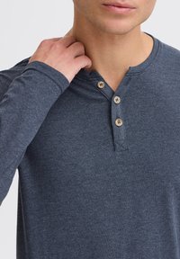 Solid RUNDHALS VOLKO - Topper langermet - mottled blue