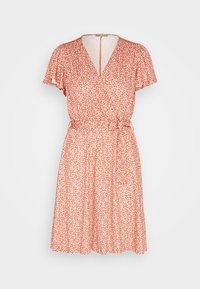 Robe portefeuille fleurie corail avec motifs de marguerites blanches. Manches courtes à volants, ceinture à nouer à la taille, jupe longueur genou et encolure en V.