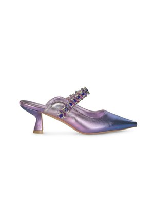 Mule con punta affusolata in un iridescente viola e blu. Presenta una fascia decorata con gemme sulla parte superiore del piede e un tacco sottile e inclinato.
