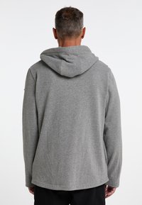 Felpa grigia con un tessuto morbido e strutturato. Presenta un grande cappuccio, maniche lunghe e un orlo dritto, con una vestibilità rilassata.