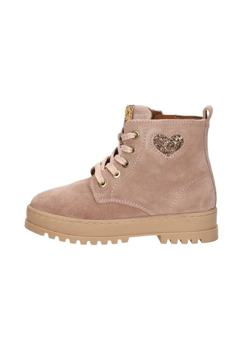 Roze suede enkellaarsjes met vetersluiting aan de voorkant, gouden oogjes, gestructureerde zool en glinsterende hartaccent aan de zijkant.