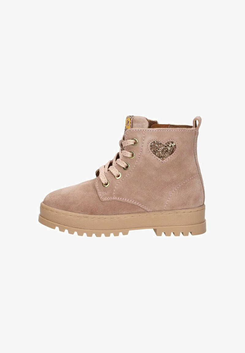 Roze suede enkellaarsjes met vetersluiting aan de voorkant, gouden oogjes, gestructureerde zool en glinsterende hartaccent aan de zijkant.