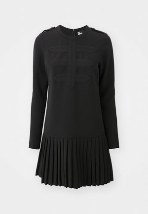 Czarna sukienka z długimi rękawami, plisowanym dołem i teksturowanym przednim panelem. Posiada okrągły dekolt i guziki na ramionach.