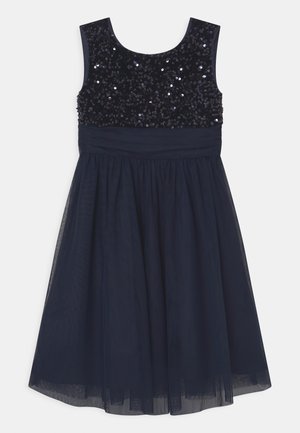 Robe bleu marine sans manches avec des ornements en sequins sur le corsage et une jupe en tulle froncée, conçue pour les occasions formelles.