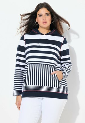 Hoodie rayé bleu marine et blanc avec une poche kangourou, présentant un accent rouge contrastant à l'ourlet et un tissu texturé.