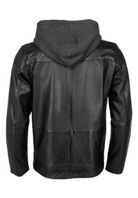 Černá kožená bunda se šedou kapucí podšitou látkou, má hladkou texturu, přiléhavý střih a prošité detaily na zádech.