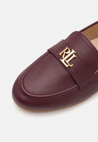 Lauren Ralph Lauren AVERI III FLATS LOAFER - Jalga libistatavad jalanõud - pinot noir