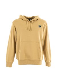 Sudadera con capucha en color amarillo mostaza, hecha de tejido suave. Cuenta con un bolsillo tipo canguro y un pequeño parche con el logo en el pecho.