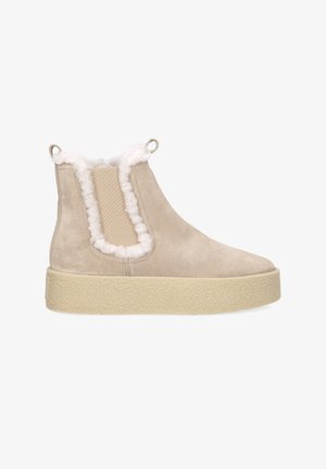 Beige Wildleder-Stiefelette mit einem weichen Kragen aus Fleece, elastischen Seitenpaneelen und einer strukturierten hellbraunen Sohle.