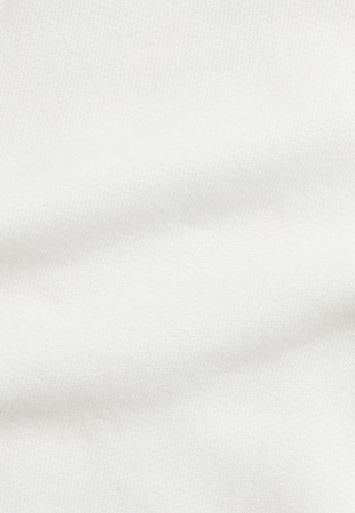 Fehér pamut anyag finom textúrával, sima, egyenletes szövettel és minimális szín- vagy mintaváltozatossággal.
