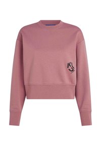 Sweatshirt corto rosa con collo rotondo, maniche lunghe e un accento con logo nero sul lato sinistro. Realizzato in morbido tessuto testurizzato.