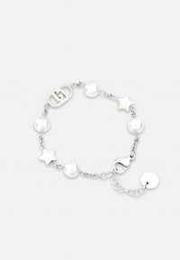 Bracelet en argent avec des perles blanches rondes et des charms en forme d'étoile en métal, muni d'un fermoir et d'une chaîne de longueur réglable.