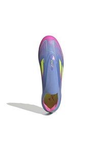 Jasnoniebieskie buty piłkarskie z różowym akcentem wokół palców. Posiadają żółte paski oraz elastyczny design typu slip-on z teksturowaną powierzchnią.